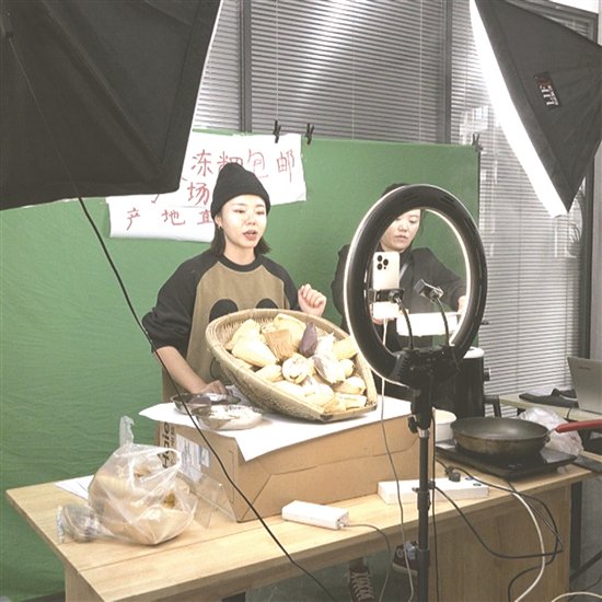 参训学员进行现场实操直播带货。