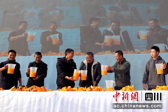 　“榨得多”比赛现场，参赛选手们比赛徒手榨汁。刘丁源 摄
